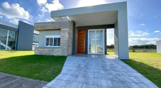 Casa em Condomínio com 300m², 4 dormitórios, 4 suítes, 2 vagas, Capão Ilhas Resort - LESTE em Capão da Canoa